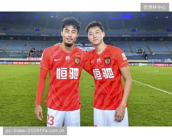 老将埃里克·戴维斯体能面临考验，年轻左后卫或凭借冲击力争夺世界杯名单席位。